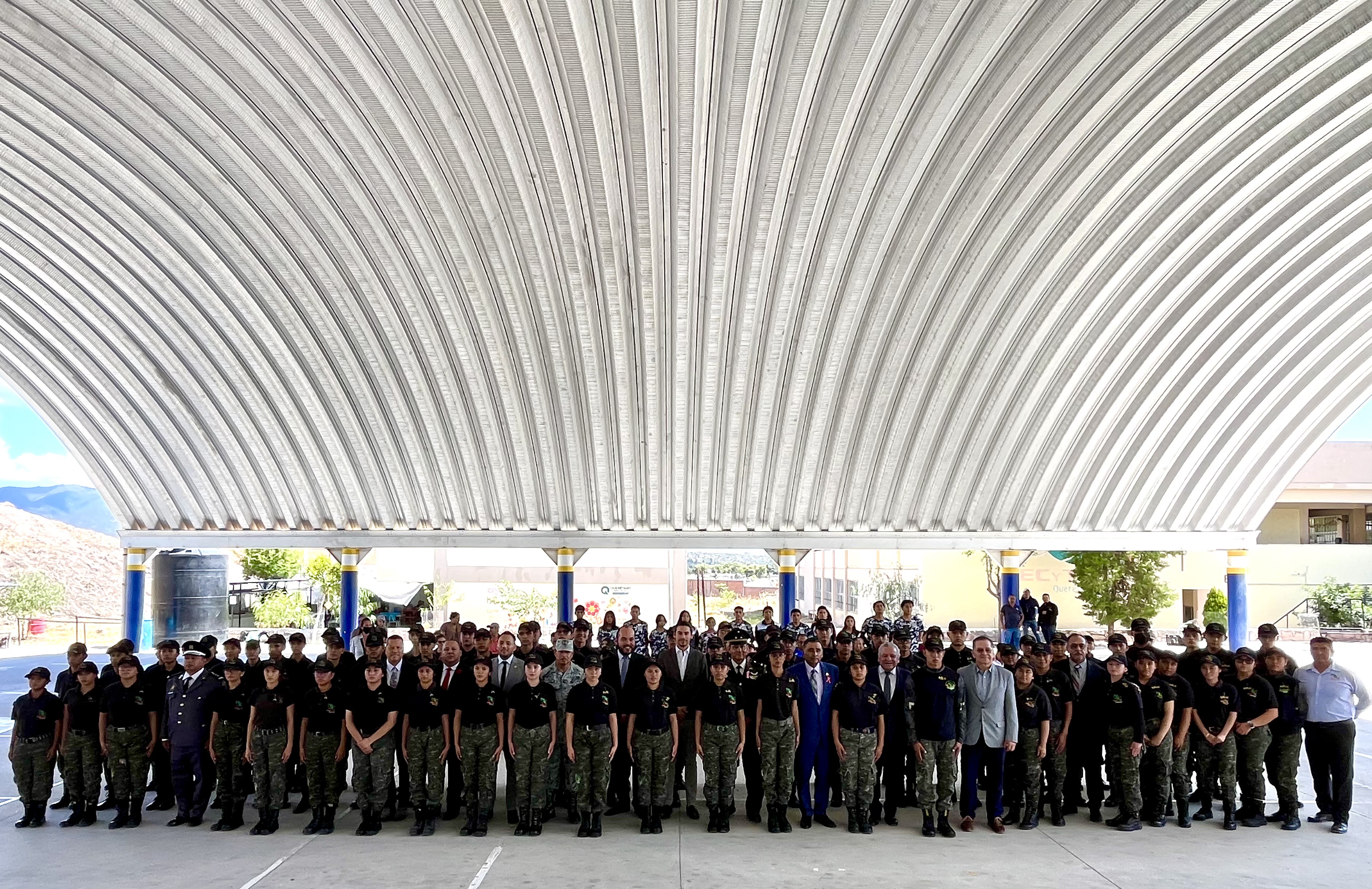 Imponen Insignias a estudiantes del Bachillerato Militarizado del CECYTEQ